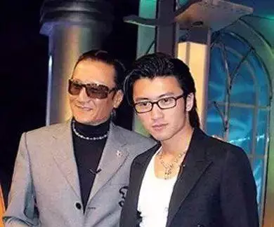 谢贤|谢贤：霆锋送我辆2000万劳斯莱斯，三年开了50英里，不如洋房划算