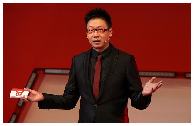 林海|51岁林海:曾是央视著名主持,为正义怒摔耳机,二婚何婕获幸福