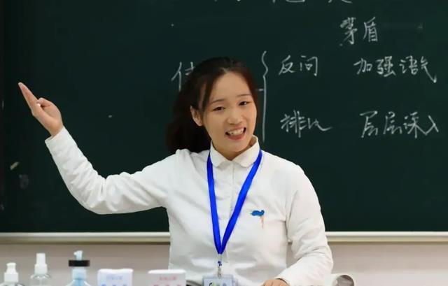 高职|教师招聘也内卷?河南某中学公布教师聘用名单,仅一人是师范生