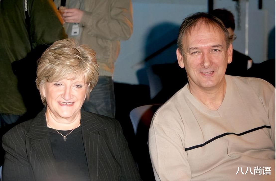 维多利亚·贝克汉姆|贝嫂“俩婆婆”出席长孙婚礼，继婆婆花枝招展，亲婆婆端庄又大气