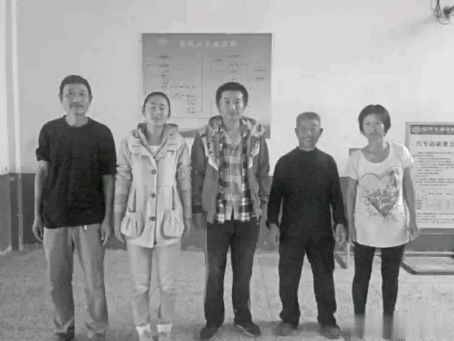 丹东女孩吃剩饭,穿旧衣,痴情守护白血病男友3年,被指责不孝