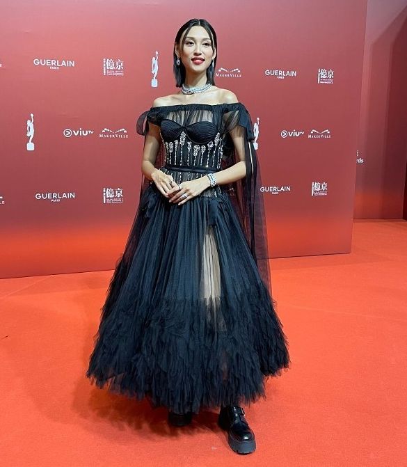 谢安琪|金像红毯星光熠熠：吴君如壕气陈慧琳淡雅，周秀娜谢安琪性感PK