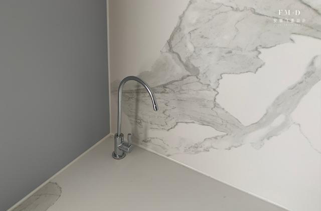 我家甘心没有西厨,装三段式柜子占地1,多个水吧台也能丰富生活