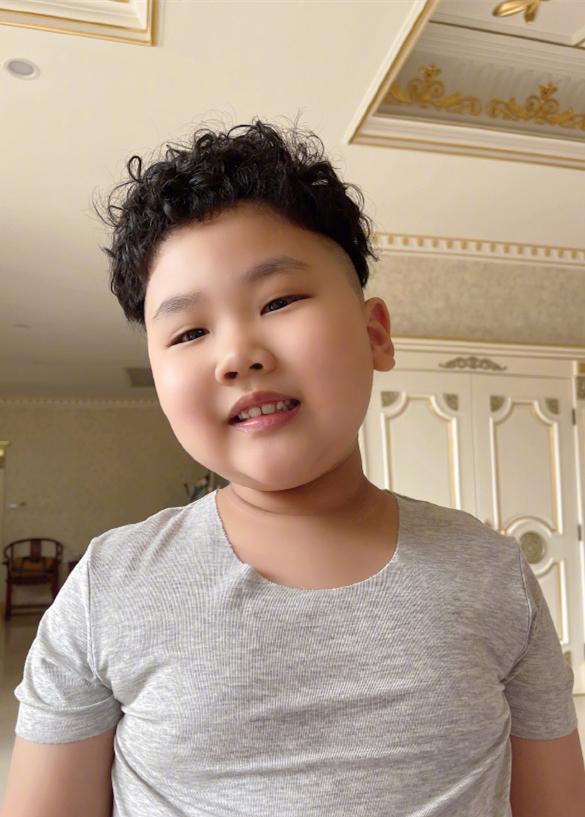 街拍|德云社郭汾阳玩游戏,舅舅张云雷无意入镜,粉丝:郭汾阳真给力