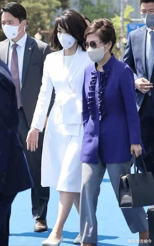 韩国 韩国50岁第一夫人：穿韩服好美，一身白裙迎接肯尼亚第一夫人真嫩