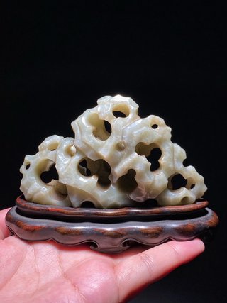 和田玉籽料|清中期 和田玉籽料 太湖石山子 摆件