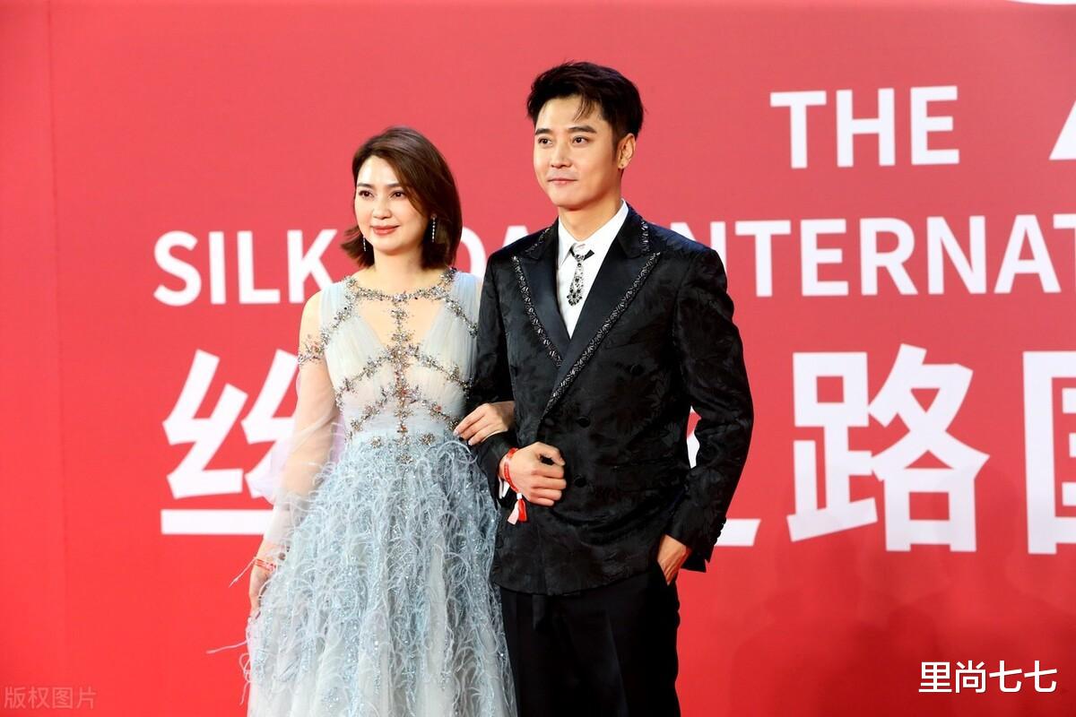 洪欣|洪欣罕见陪张丹峰亮相,面部松弛好显年龄感,和小老公貌合神离