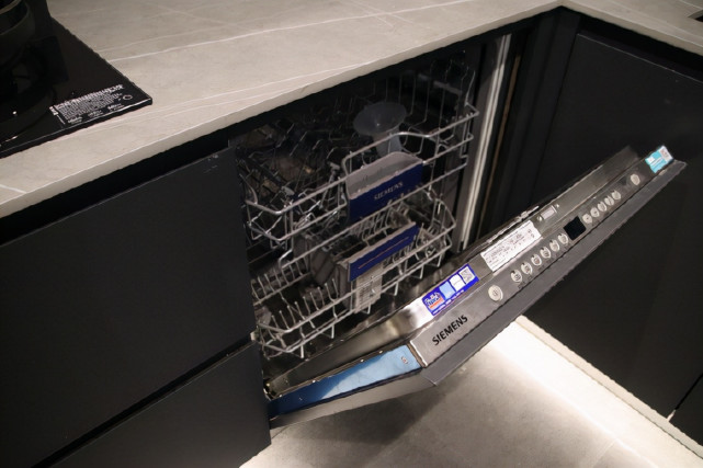 115平现代简约风,灰色影视墙是格栅和木饰面的结合