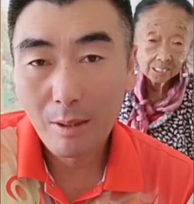 李玉成|85岁马玉琴穿粉肚兜跳舞,李玉成赞像“妙龄少女”,网友:绝配