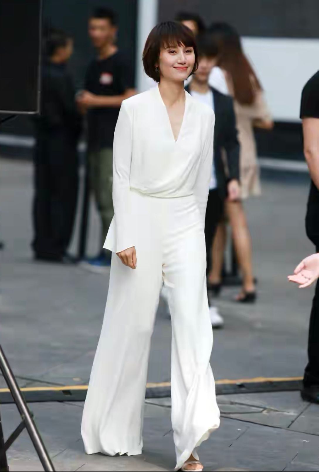 连体裤|袁泉路透图曝光，穿白色连体裤又瘦了不少，配锁骨发气质依旧出众