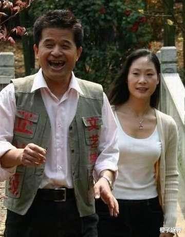 |父亲毕福剑前途尽毁，家庭破碎，被称“另类”的毕凌如何了？