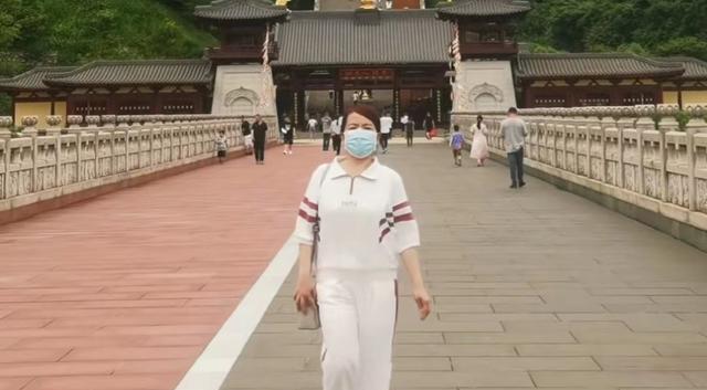 许敏|字母称许敏被平台封禁，不准公开露面，许敏中秋后白色运动装亮相