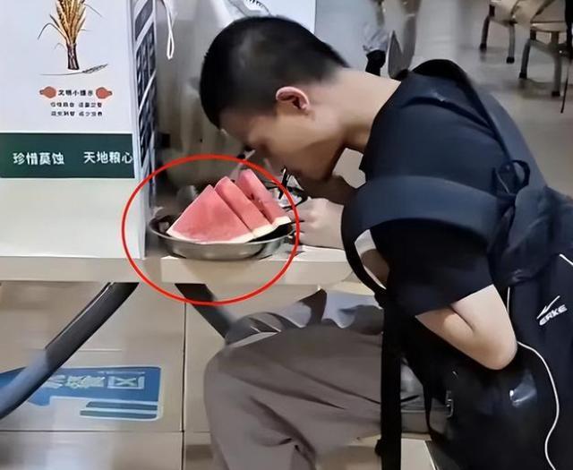 韦神和女孩吃饭邻桌而坐,全程不抬头,网友从“西瓜”上找到自信
