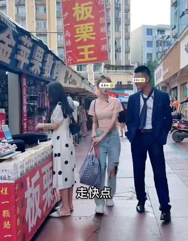 一名女子不想打工,遭其丈夫当街训斥:进厂拧螺丝