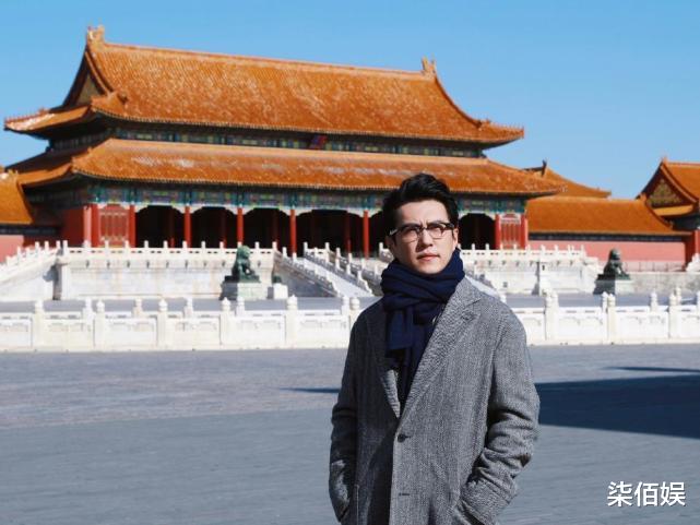 李佳|靳东46岁生日，趴地垫上与俩儿子玩耍，老婆李佳拍照记录好温馨