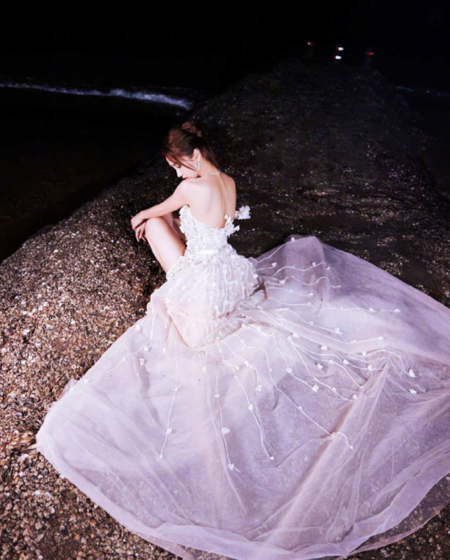 生图|18位女星红毯造型PK,一个比一个内卷,精修图就是漂亮,让人心动