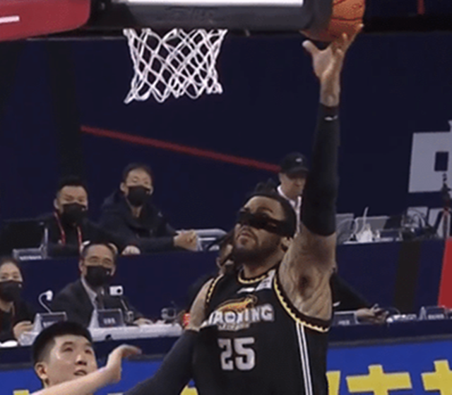 穿衣搭配 贼逗！又掉发带，莫兰德捡起后随手一戴，解说神调侃：变成脖套了