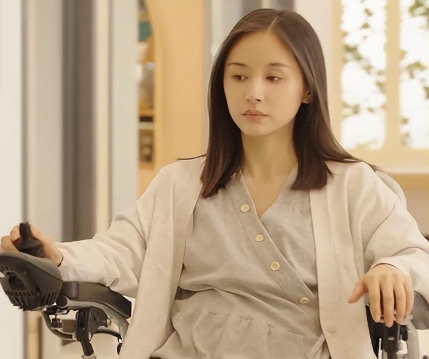 王子文|王子文懒理分手传闻,晒《三体》候场照,穿军大衣仍冻得鼻头发红