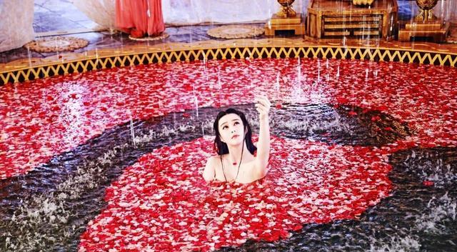 刘亦菲|啥叫“美人沐浴”似芙蓉？刘亦菲美成精，网友：真想把她踹回水里