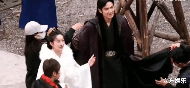 钟汉良|钟汉良袁冰妍新剧路透，牵手之前先擦手，二人相差18岁如同龄人！