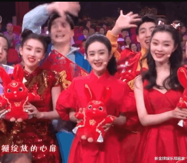 赵丽颖|春晚镜头下的赵丽颖真显小,和24岁宋祖儿同框,看不出11岁年龄差