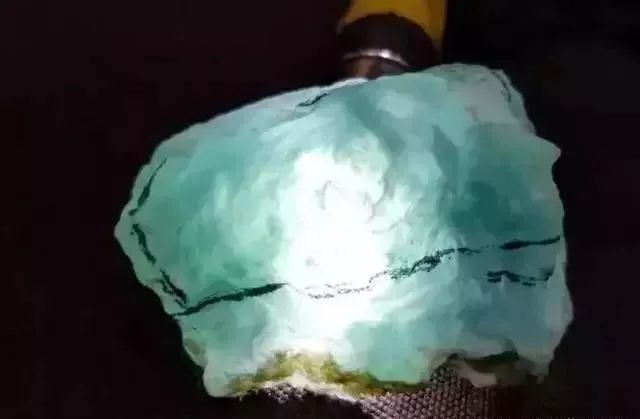 翡翠|一块莫西沙脱沙翡翠原石，切开后无棉，无杂质，起货效果惊艳众人!
