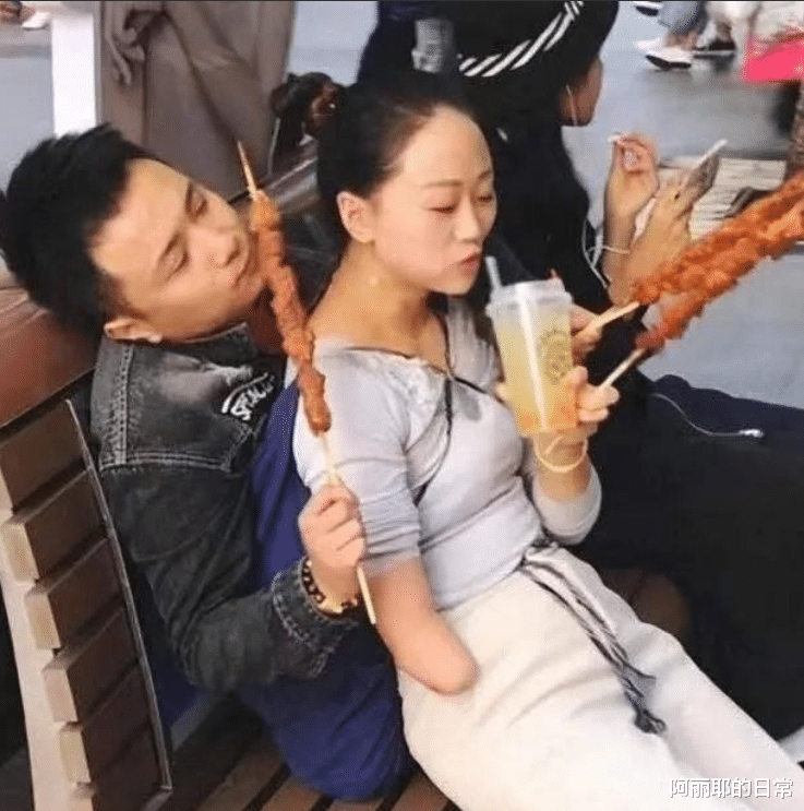 成都“连体夫妻”:无腿丈夫劈腿女粉丝,独臂妻子却带娃净身出户