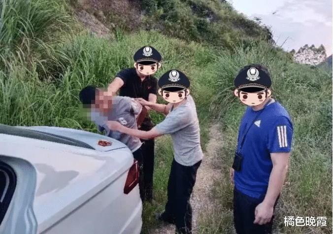 广西河池,一男子开车将骑摩托车的男子小汪和女子刘某撞飞后,强行将刘某拖上车