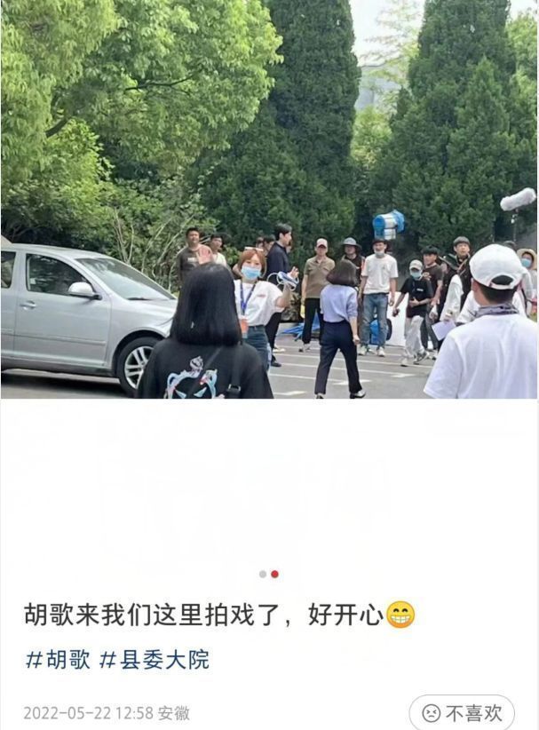 胡歌|《县委大院》路透,胡歌西服亮相被赞帅气,张新成提包少年感十足