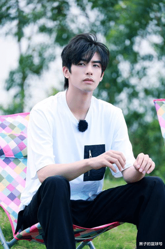 宋威龙|长着一张高冷男神的脸,没想到却是一个中二少男?