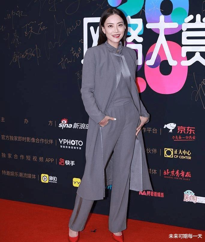 霍汶希|分手后才得知怀孕,为女儿戒20年烟瘾,今撑起娱乐圈半壁江山