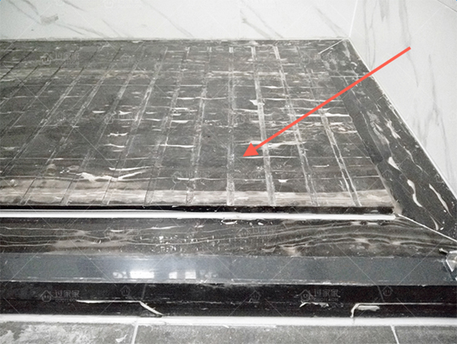 隔壁家淋浴房做了拉槽设计，排水速度比原来快10倍，我立马效仿了