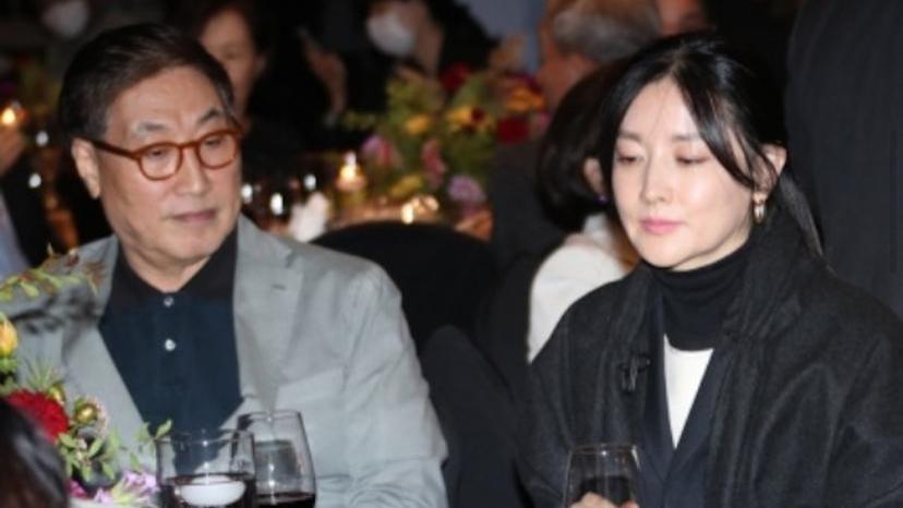 李英爱|李英爱携老公罕见露面，夫妻俩交头接耳尽显恩爱，51岁状态超好