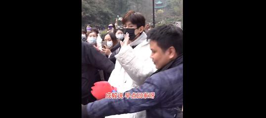 成毅|成毅《奇妙之城》路透流出，镜头拉远后，才明白他与路人的区别