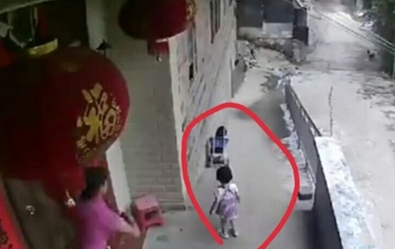 黑丰息|因不给妹妹让座,她被父母扔下高速:亲情从来不是“让”出来的!