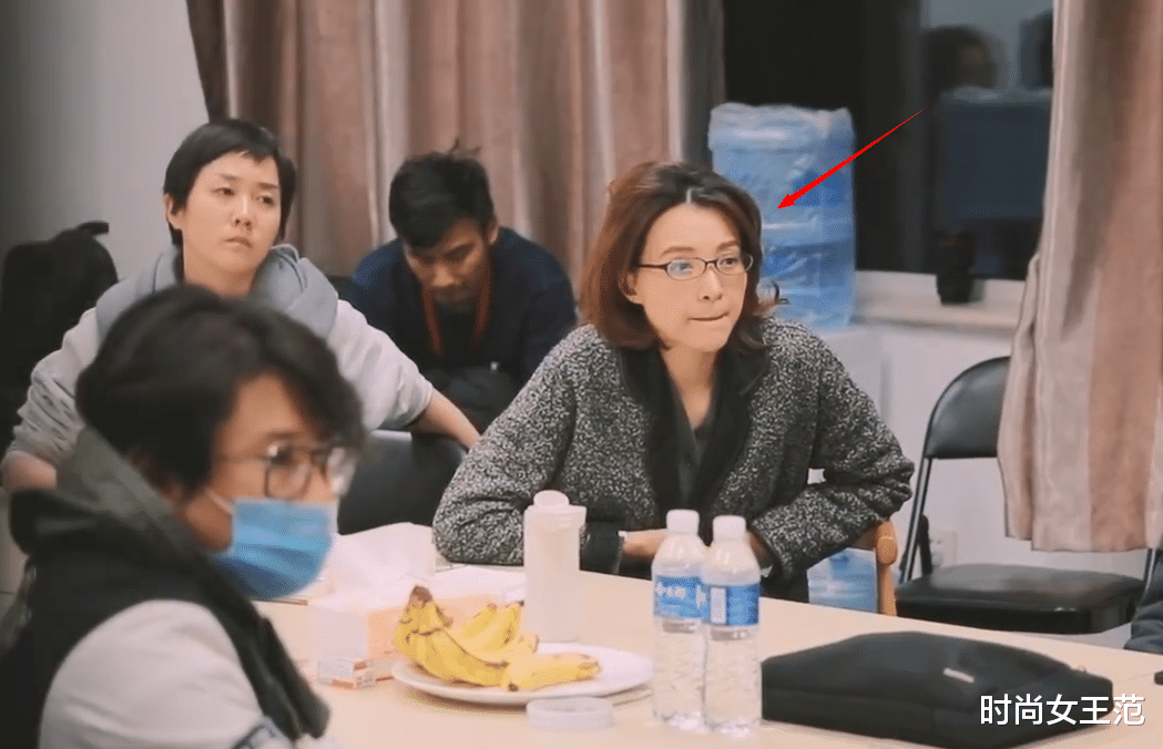董卿 董卿私下很平凡!开会直接素颜也不化妆,戴眼镜书卷气还挺浓的!