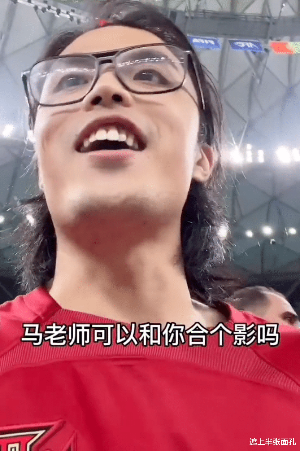 马凡舒|央视主持马凡舒惹争议，两次拒绝与粉丝合影，却主动与外国人合影