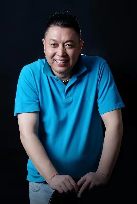 王为念|王为念与好友聚餐，意见不合“动手”怒斥，63岁满头黑发身形发福