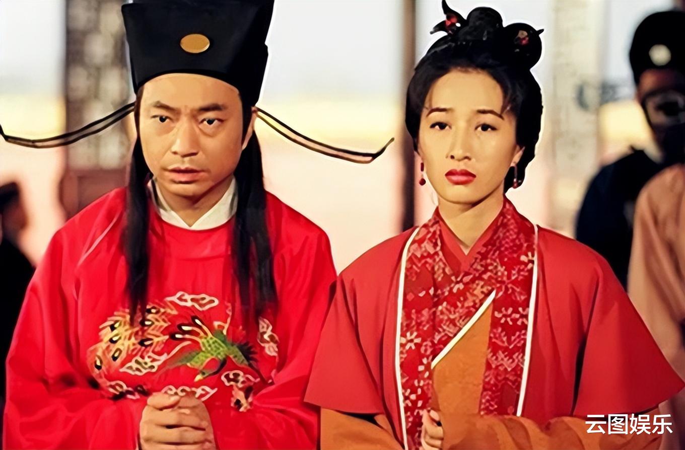 |知名港星结婚41周年，携妻穿中式礼服庆祝，掀红盖头深情表白妻子