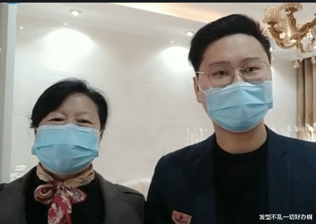 ?帅小伙去要账，遭大妈反锁屋内搂抱，账没要回来还差点丢了清白