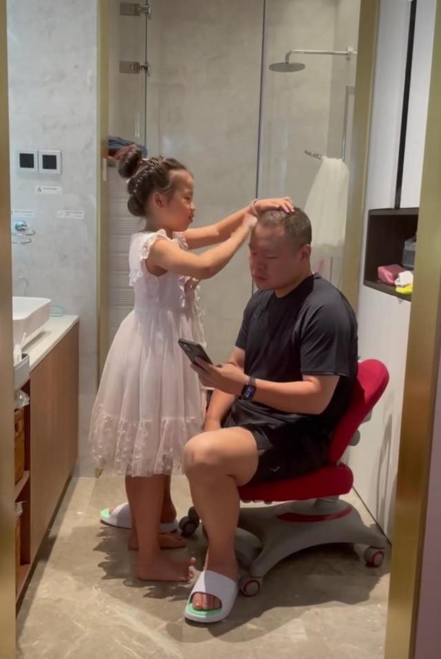 岳云鹏|岳云鹏淡定配合女儿化妆，谁知他看到妻子后的表现更令人破防