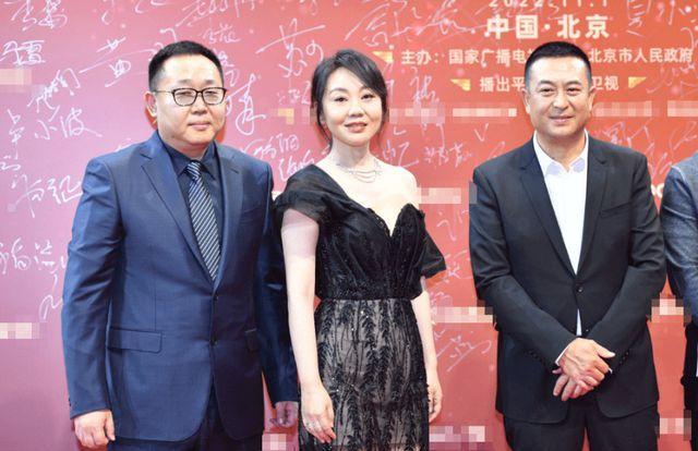 闫妮|闫妮飞天奖红毯造型翻车：透视装感觉像没穿衬裙走光，脸浮肿僵硬