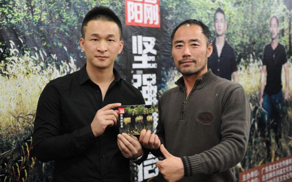 黄西|春晚红透半边天的组合，如今兄弟二人分道扬镳，一个继续唱歌，另一个回农村了