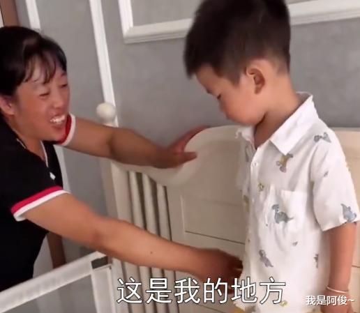 安徽一3岁哥哥护地盘,不准新生妹妹睡自己床,奶奶一番话怒赞