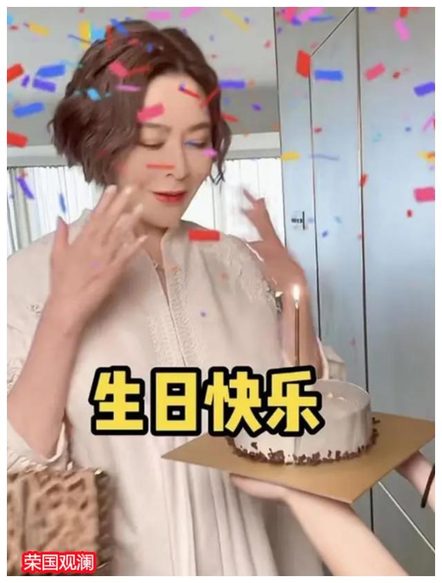 关之琳|60岁关之琳穿四万上衣庆生！1.5亿豪宅曝光，小腿缠满绳子勒得慌