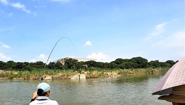 |初秋钓鱼需牢记3句爆护口诀,避开3种空军天气、2种空军钓位