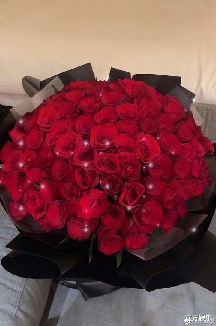 方媛|方媛晒的玫瑰只值几百块?身体语言看出她眼里满是失落!