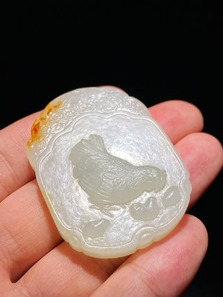 文玩|清乾隆 和田玉籽料 白玉留皮 子母鸡图 诗文牌 文玩牌