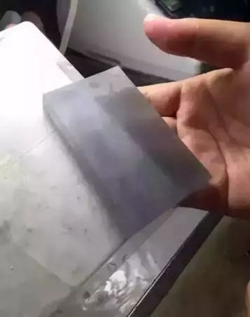 翡翠|如夜明珠般的玻璃种原石,全拿来车珠子了,100万也要打水漂!