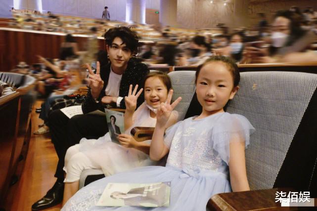 董璇|董璇带女儿看陈思诚新作并大赞,小酒窝五官俏丽,笑起来超像妈妈